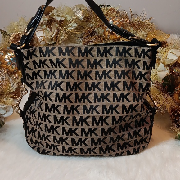 Michael Kors Big Valley Shoulder Bag - Picture 2 of 10